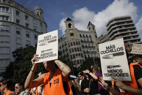 Housing crisis protests continue in Spain after parliament rejects emergency mea Stock Photos