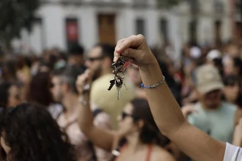 Housing crisis protests continue in Spain after parliament rejects emergency mea Stock Photos