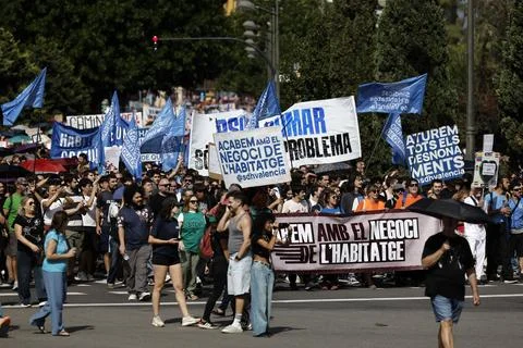 Housing crisis protests continue in Spain after parliament rejects emergency mea Stock Photos
