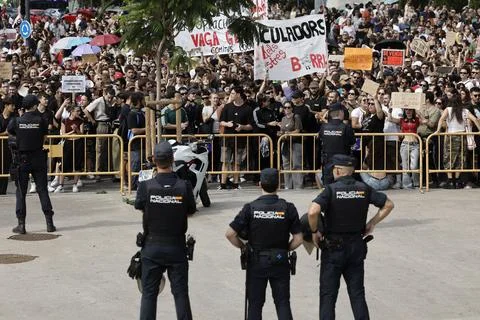 Housing crisis protests continue in Spain after parliament rejects emergency mea Stock Photos