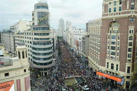 Housing crisis protests continue in Spain after parliament rejects emergency mea Stock Photos