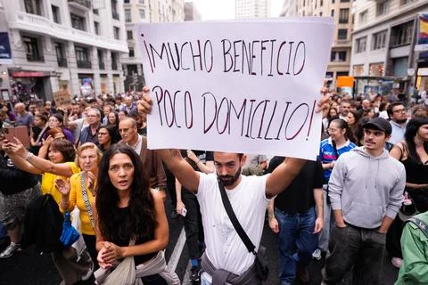 Housing crisis protests continue in Spain after parliament rejects emergency mea Stock Photos