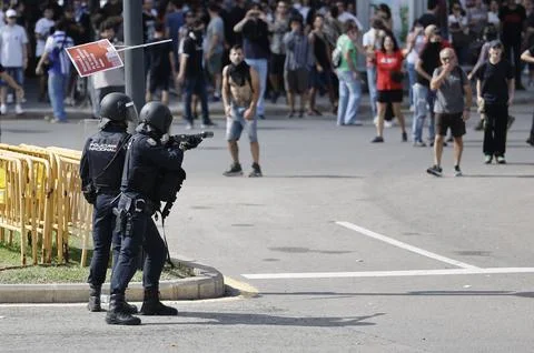 Housing crisis protests continue in Spain after parliament rejects emergency mea Stock Photos