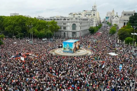 Housing crisis protests continue in Spain after parliament rejects emergency mea Stock Photos