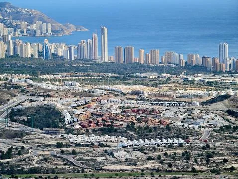 Housing patchwork near ocean and greens, Developer observes sprawling area .. Foto stock
