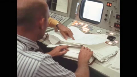 HOUSTON - 1971 - An aerospace engineer working in NASA's Mission Operations Vidéo 313052704