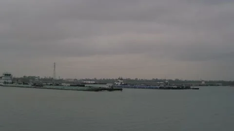 Houston, TX, US - March 07, 2022: Tow boats push barges down Buffalo Bayou Stock-Footage 171497413