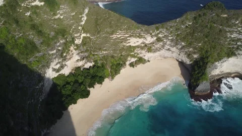 Hover above Kelingking Beach 스톡 동영상 329869352