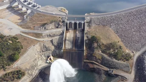 Hover around Jindabyne lake dam on Snowy river of Australia – aerial 4k. Vidéo 153636799