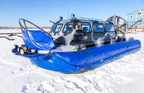 Hovercraft transporter on the ice of river Foto stock