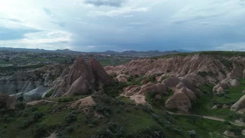 Hovering Before Volcanic Peaks of Rose Valley and Red Valley 스톡 동영상 336488897
