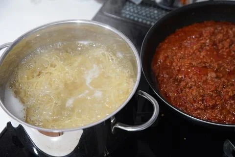 How to boil spaghetti Stock Photos