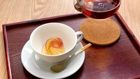 How to brew apple tea like a rose flower. Vídeos de archivo 302061386