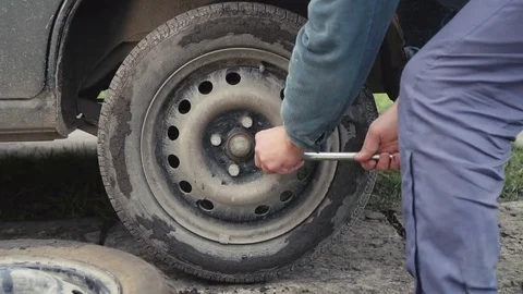 How To Change a Car Wheel Vídeo Stock 82744389