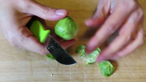 How to Clean Brussels Sprouts Stockbeeldmateriaal 247051126