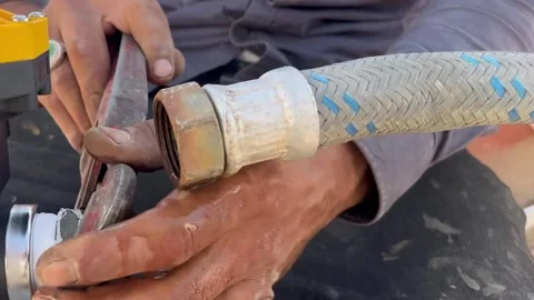 How to Connect a Water Hose to a Pump Pressure Switch 스톡 동영상 345740895