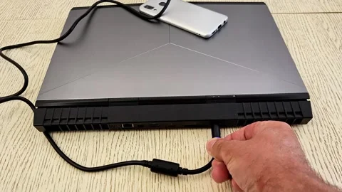 How to disable Your Laptop Charger to the Back Port 库存影片 336708278