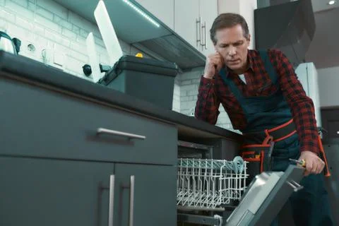 How to fix it. Man solves household problems. Foto stock