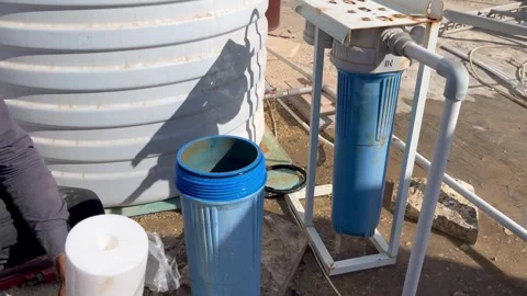 How to Insert a New Water Filter Cartridge into Housing 스톡 동영상 345611699