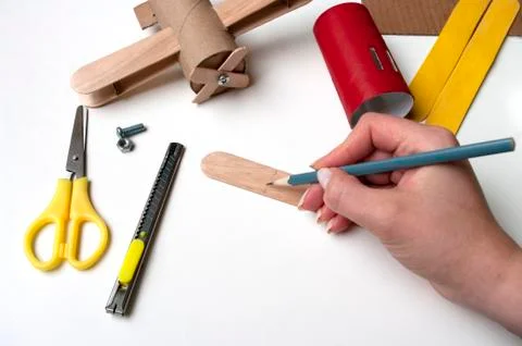 How to make airplane. Hand made toy,zero waste from toilet paper roll and pop Foto stock