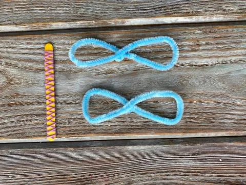 How to make dragonfly wings from pipe cleaner Stock Photos