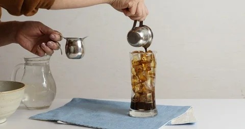 How to make iced american coffee Video stock 109321792