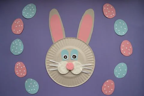 How to make paper bunny for Easter greetings. Children art project. Step by s Foto stock