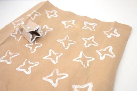 How to make personalised wrapping paper, easy craft for kids, brown paper w.. Stock Photos