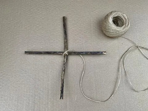 How to make a web from sticks and rope, step by step, children's master class. Foto stock