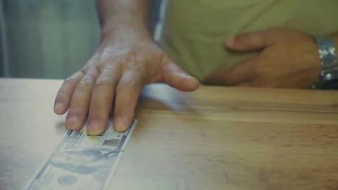 How a man's hand moves a banknote 库存影片 336164981