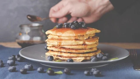 How to prepare best fluffy pancakes with blueberries 動画素材 86227635