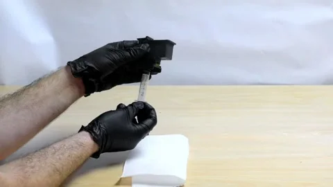 How to Remove Excess Ink from Cartridge Using a Syringe 스톡 동영상 319628923
