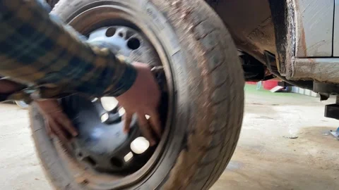 How to removed wheel from the car Vídeos de archivo 165286315