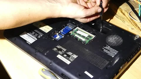 How to replace laptop RAM in a simple step by step guide for beginners Vídeo Stock 328416727