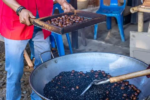 How to roast chestnuts Foto stock