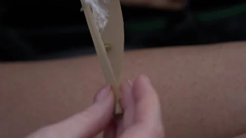 How to roll weed 스톡 동영상 137764507