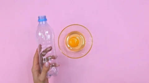 How to separate the egg with plastic bottle, top view Video stock 126529903