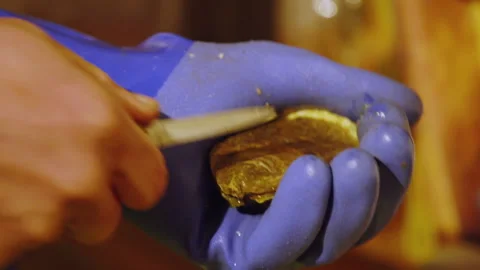 How to shuck an oyster in the kitchen 스톡 동영상 171297233
