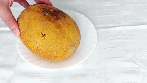 How to spot moldy melons: A step-by-step guide Stock-Footage 317073341
