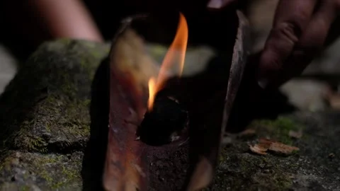 How to use Magnesium fire starter Stock Footage 297535683