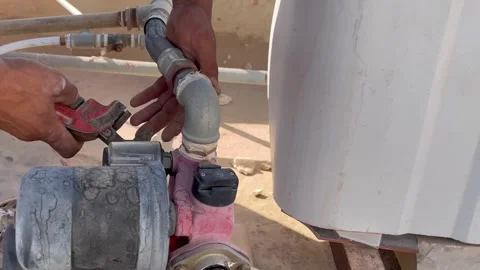 How to Use a Pipe Wrench to Tighten Plumbing Elbow Fittings Vídeos de archivo 345740975
