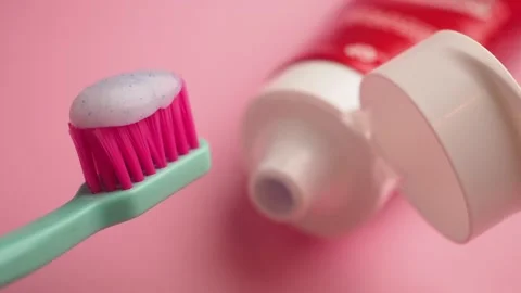 How to use toothpaste with a toothbrush for clean teeth 스톡 동영상 332530673