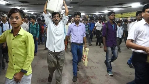 Howrah Junction railway station sub way 스톡 동영상 77441700