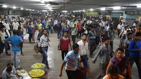 Howrah Junction railway station sub way 스톡 동영상 77441734
