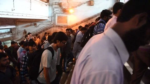 Howrah Junction railway station sub way 스톡 동영상 77442916