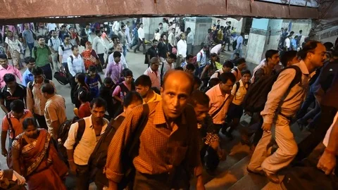 Howrah Junction railway station sub way Vídeos de archivo 77443022
