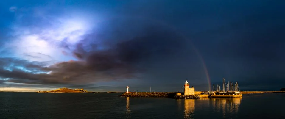 Howth Harbour panorama under a dramatic stormy cloudy sky and rainbow Foto stock