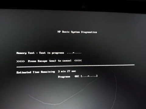Hp Laptop displaying system alert message, memory test in progress. Stock-Fotos