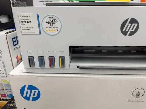 HP Printer Model with Color Ink Cartridges and Test Ratings Foto stock