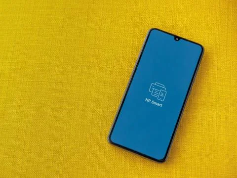 HP Smart app launch screen with logo on the display of a black mobile smartph Stock Photos